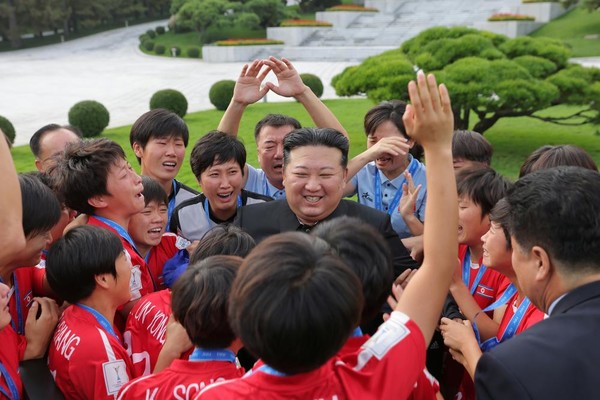 김정은 위원장이 20살 미만 여자월드컵에서 우승한 선수들과 감독들을 당중앙위원회 본부청사에서 만났다. [사진-노동신문 갈무리]