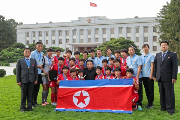 김 위원장과 여자축구 선수들, 감독 등이 함께 기념사진을 찍었다. [사진-노동신문 갈무리]