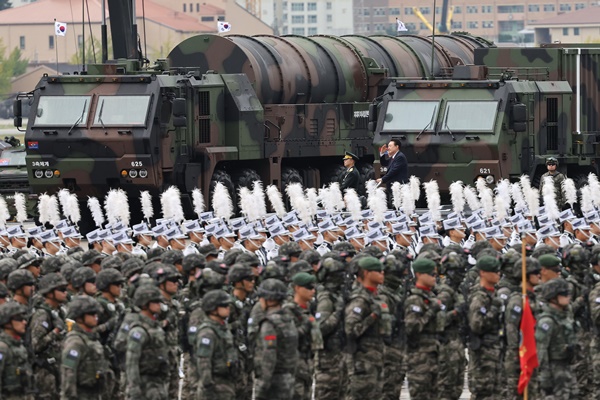 1일 국군의날 기념식에서 사열하는 윤 대통령 오른쪽에 '현무' 미사일이 보인다. [사진제공-대통령실]