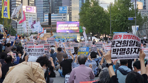 9월 28일 오후 6시부터 108차 촛불대행진이 남대문 앞 대로에서 진행되었다. [사진 - 통일뉴스 하태한 통신원]