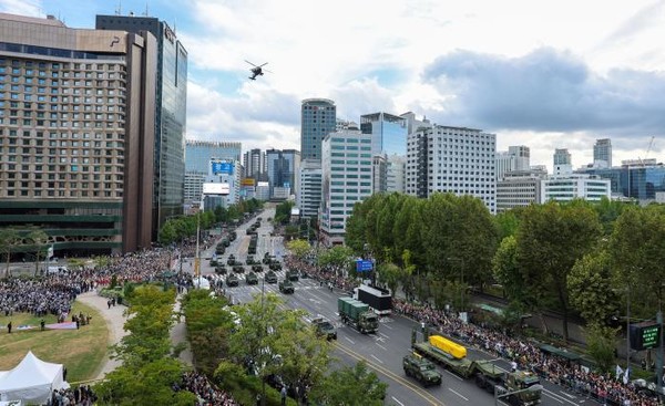 '국군의 날' 시가행진이 열린 1일 오후 서울 세종대로 일대에서 국군 장비부대 기계화 제대가 광화문 방향으로 행진하고 있다. [사진-국방부]