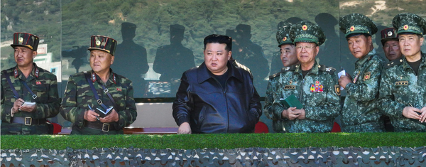 김정은 국무위원장이 2일 특수작전부대를 현지시찰한 자리에서 전날(10.1) '핵사용시 정권종말'을 거론한 윤석열 대통령의 발언을 겨냥해 '핵무기를 포함한 수중의 모든 공격력을 사용할 것'이라고 정면으로 반박했다. [사진-노동신문]