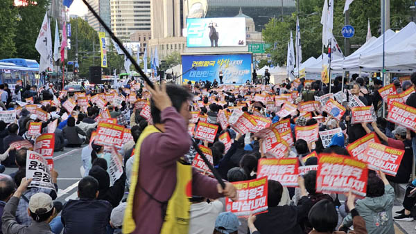 제109차 촛불대행진이 주말인 5일 오후 5시 서울 시청역 7번 출구에서 진행되었다. [사진 - 통일뉴스 하태한 통신원]