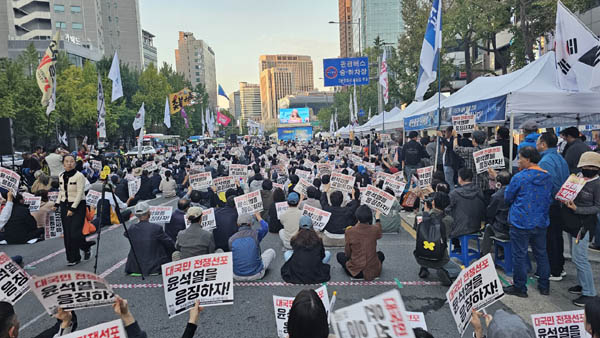 촛불집회는 올해 안에 정권을 탄핵하겠다는 결의가 높아지고 있다. [사진 - 통일뉴스 하태한 통신원]