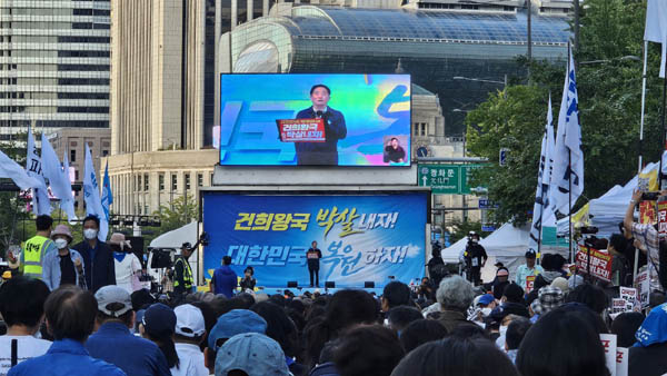  강득구 더불어민주당 국회의원으로 ‘촛불행동과 함께하는 의원모임’ 대표가 무대에 올랐다. [사진 - 통일뉴스 하태한 통신원]