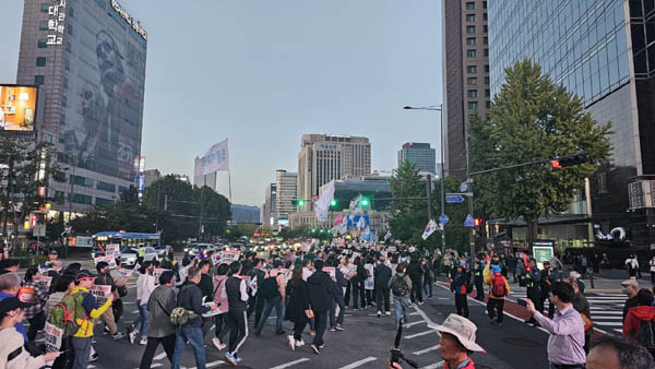 행진은 시청앞, 을지로입구역, 을지로 3가, 종로3가, 종각역, 광화문역, 세종대왕상 옆으로 진행했다. [사진 - 통일뉴스 하태한 통신원]