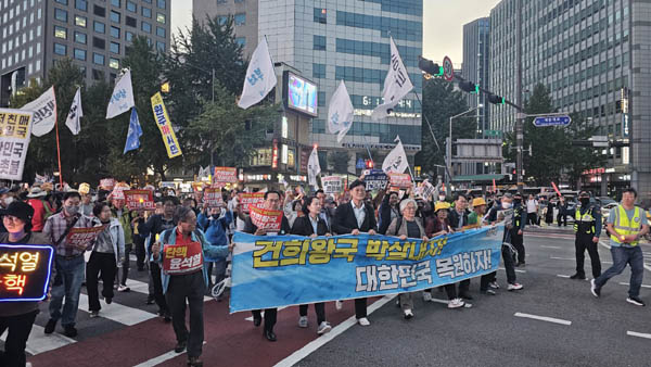 행진은 시청앞, 을지로입구역, 을지로 3가, 종로3가, 종각역, 광화문역, 세종대왕상 옆으로 진행했다. [사진 - 통일뉴스 하태한 통신원]