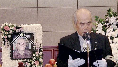 남민전 동지 김병권 선생의 영결식에서 추도사를 하는 안재구 교수. [사진 제공 – 안영민]