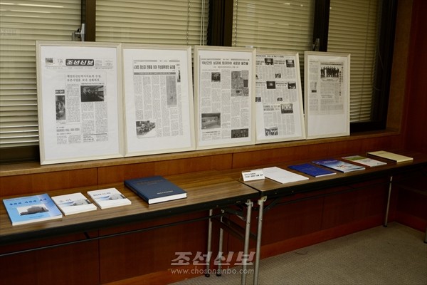 20년에 걸친 역사연구소의 활동자료들과 출판물들이 전시되었다. [사진-조선신보 갈무리]