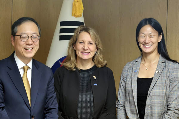 방한 중인 줄리 터너(Julie Turner) 미국 국무부 북한인권특사(오른쪽)와 베스 반 샤크(Beth Van Schaack) 국제형사사법대사(가운데)가 11일 권기환 외교부 글로벌다자외교조정관을 만났다. [사진 제공 - 외교부]