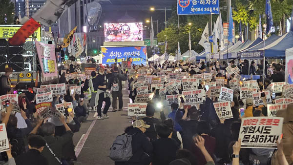 110차 촛불대행진이 10월 12일 오후 5시 서울 시청역 7번 출구 인근에서 개최되었다. [사진 - 통일뉴스 하태한 통신원]