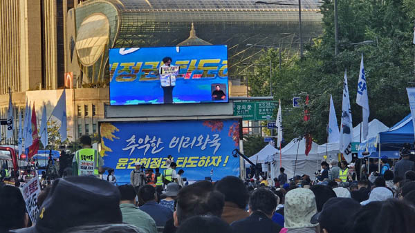 10.29 이태원참사 최민석 희생자의 어머니 김희정님이 무대에 올랐다. [사진 - 통일뉴스 하태한 통신원]