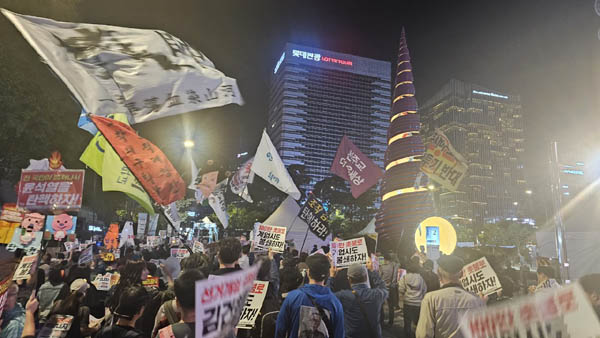 행진 대열이 청계천 입구, 소라 광장을 지나고 있다. [사진 - 통일뉴스 하태한 통신원]
