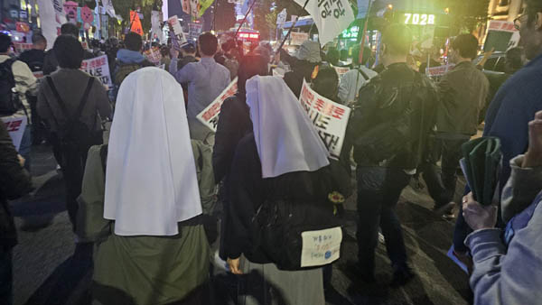 수녀들도 눈에 띄었다. [사진 - 통일뉴스 하태한 통신원]