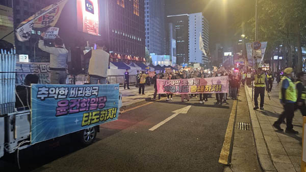 3호차와 현수막을 앞세워 행진하고 있다. [사진 - 통일뉴스 하태한 통신원]