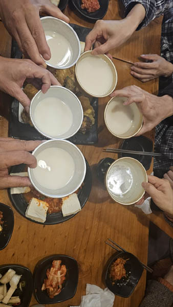 촛불대행진을 마치고 지인들과 흥겨운 뒷풀이 자리를 가졌다. [사진 - 통일뉴스 하태한 통신원]