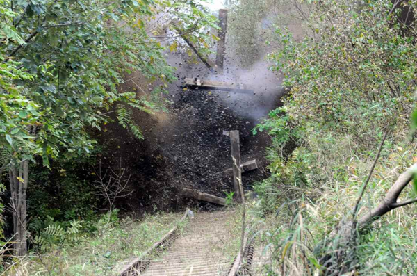 남북 연결도로와 철길 폭파 장면 [사진-노동신문]