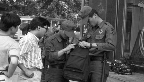 군사독재 시절에는 불심검문이 일상이었다. 전투경찰이나 사복경찰이 길 가는 사람들을 붙잡아 세우고, 가방이나 소지품을 뒤지는 모습은 어디서나 흔히 볼 수 있었다. [사진 제공 – 안영민]