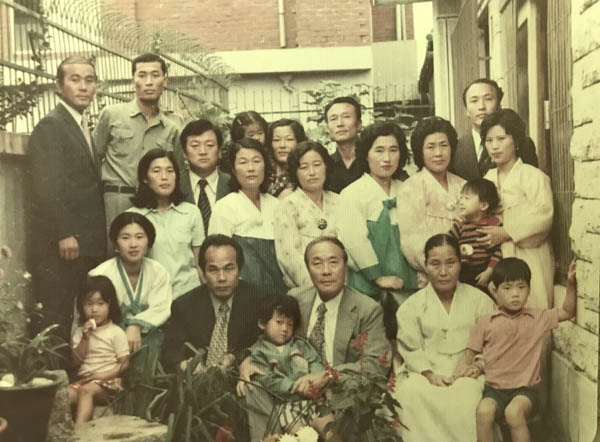 1974년 안재구 교수의 어머니 회갑 때 모인 형제와 가족들. 아래 줄 왼쪽에서 두 번째에 안재구 교수가 앉아 있고, 그 옆이 부친인 안의환 선생이다. 맨오른쪽 뒤에 서 있는 사람이 동생인 안용웅씨다. 오른쪽 맨아래에 앉아 있는 꼬마가 필자인 안영민. [사진 제공 – 안영민]