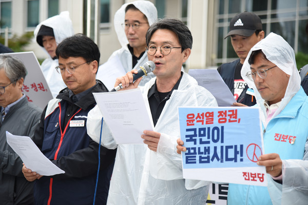 ‘대전 윤석열퇴진 국민투표 돌입선포 기자회견’에서 윤덕중 목원대학교 민주동문회장이 기자회견문을 낭독하고 있다. [사진-통일뉴스 임재근 객원기자]