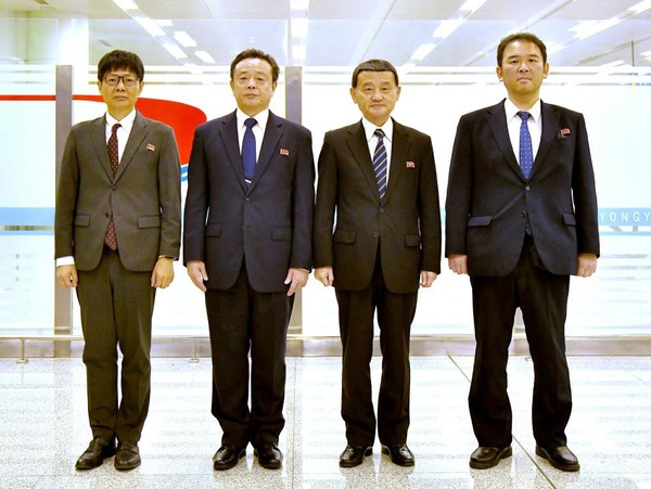 22일 평양을 방문한 재일 조선사회과학자대표단과 재일 조선대학교 졸업학년학생조국방문단. [사진-노동신문 갈무리]