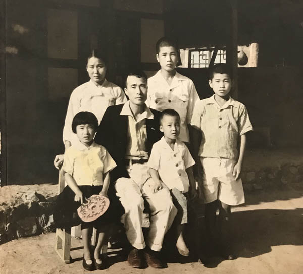 기질과 풍모, 성격과 생각까지 큰형인 아버지를 쏙 빼닮았던 둘째 작은아버지는 1977년 6월, 남민전에 가입해 대외연락부책을 맡았다. 사진은 밀양을 떠나 달성군 구지에서 지내던 당시의 가족사진. 뒷둘의 큰 소년이 아버지이고, 앞줄의 어린아이가 아버지보다 여덟 살이 어린 둘째 작은아버지 안용웅이다. [사진 제공 - 안영민]