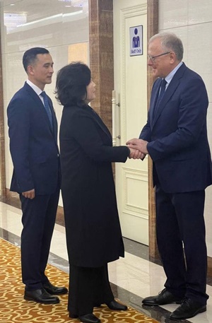 28일 러시아 방문길에 오른 최선희 외무상과 배웅하는 마체고라 대사. [사진-주북 러시아 대사관]