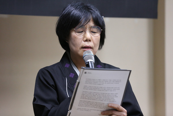 추도사를 하고 있는 김혜순 양심수후원회 회장.[사진-통일뉴스 김래곤 통신원]