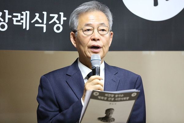 추도사를 하고 있는 한충목 한국진보연대 상임공동대표. [사진-통일뉴스 김래곤 통신원]