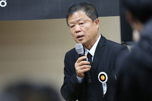 호상 인사에 나선 이정태 양심수후원회 부회장. [사진-통일뉴스 김래곤 통신원]