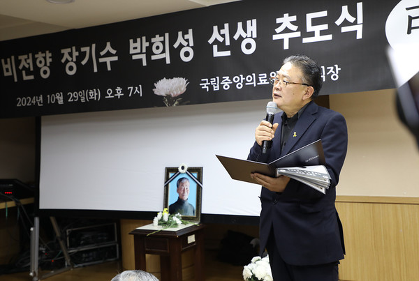 추모시를 낭독하고 있는 김태철 시인. [사진-통일뉴스 김래곤 통신원]