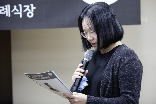 추모 편지글을 낭독하고 있는 범사랑 이수경 회원. [사진-통일뉴스 김래곤 통신원]