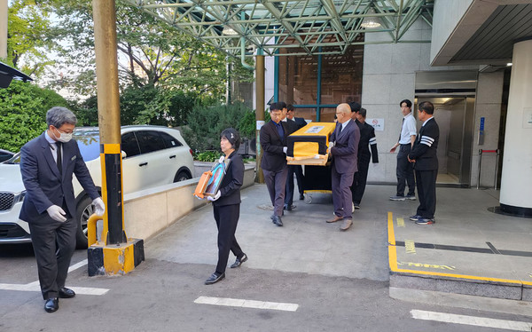 고인의 운구행렬이 빈소를 나와 서울시립승화원(벽제)을 향해 이동하고 있다. [사진-통일뉴스 심주이 통신원]