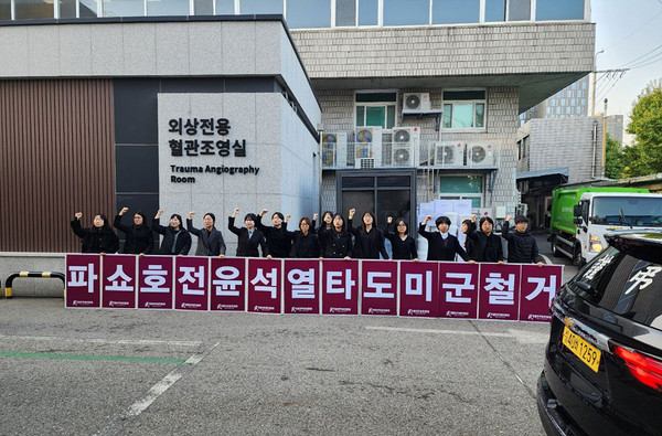 장례식장에서 나오는 운구행렬을 향해 도열한 민중민주당 당원들이 구호를 외치고 있다. [사진-통일뉴스 심주이 통신원]