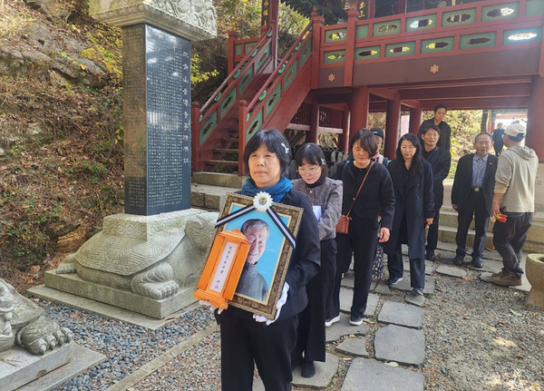 고인의 운구행렬이 북한산 영봉 자락에 있는 금선사 사찰 경내에 들어섰다. [사진-통일뉴스 심주이 통신원]
