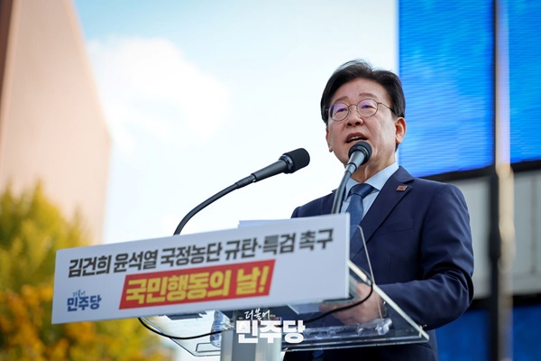 지난 2일 서울 숭례문 앞에서 열린 「김건희 윤석열 국정농단 규탄-특검 촉구 국민행동의 날」집회에서 연설하는 이재명 대표. [사진-더불어민주당]