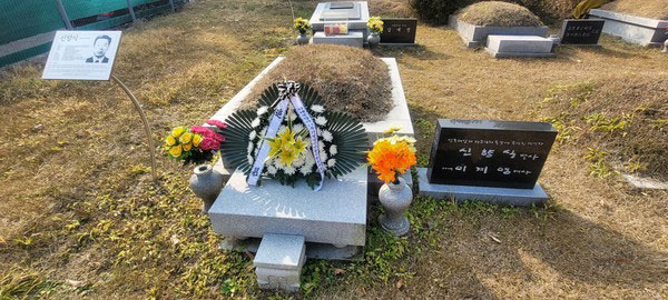 2021년 11월 경기도 마석 모란공원의 민족민주열사묘역 내 이재문 열사 묘소에서 열린 40주기 추모식에서 인사를 하고 있는 장조카 이진일씨. 이진일씨는 작은아버지인 이재문 선생이 대구 와룡산 염소농장 아지트에서 지낼 때 곁에서 모시기도 했다. 이재문 선생은 2019년에 인천 천주교 공원묘지에서 이곳으로 이장했다. [사진 제공 – 안영민]