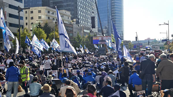 더불어민주당은 11월 2일 오후 서울역 4번 출구에서 ‘김건희 윤석열 국정농단 규탄 특검촉구 국민행동의 날’ 집회를 개최했다. [사진 - 통일뉴스 하태한 통신원]