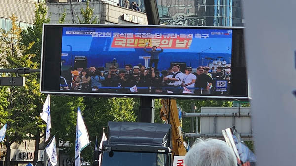 가수 안치환의 공연으로 대회는 절정으로 올라섰다. [사진 - 통일뉴스 하태한 통신원]