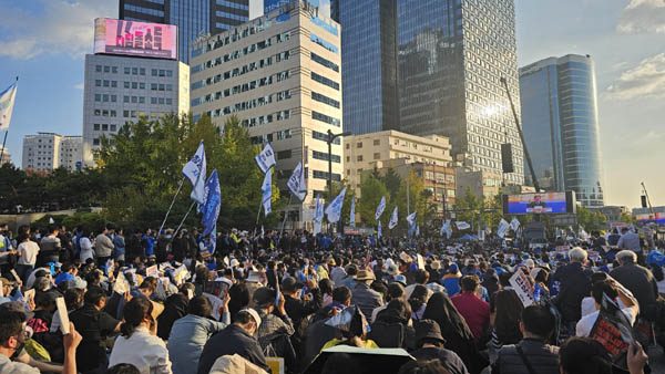 박근혜 탄핵, 조국 법무부장관 집회 이후로 최대인원이 모였다. [사진 - 통일뉴스 하태한 통신원]