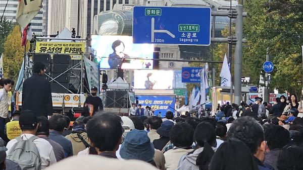 10.29 이태원참사 희생사 이지한의 어머니 조미은님의 가슴 뭉클한 연설이 있었다. [사진 - 통일뉴스 하태한 통신원]