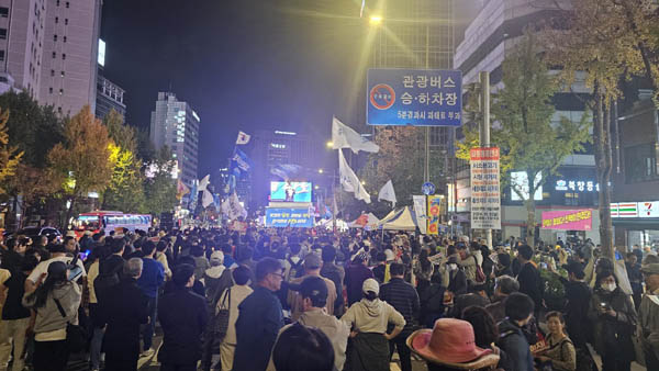 자발적인 구호를 외치고, 손표말도 흔드는 모습이 진정한 촛불국민들의 모습이리라. [사진 - 통일뉴스 하태한 통신원]