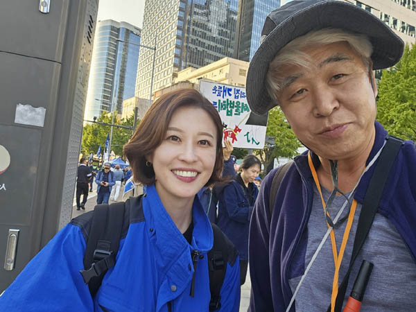 안귀령 더불어민주당 도봉갑지역위원장과 찰칵. [사진 - 통일뉴스 하태한 통신원]