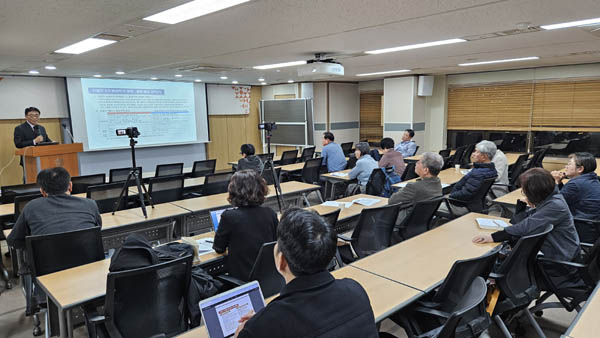 미국 대선 직후 열린 조성렬 교수의 강연에 이목이 쏠렸다. [사진 - 통일뉴스 김치관 기자]
