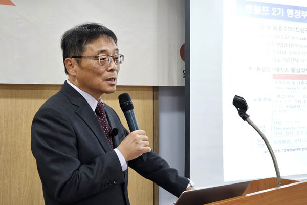 조성렬 교수는 트럼프 당선자의 대외 전략을 ‘리버스(reverse) 닉슨’ 전략으로 명명했다. [사진 - 통일뉴스 김치관 기자]