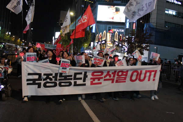 윤석열정권퇴진운동본부 대표들이 국정농단 윤석열OUT 촛불행진에 앞장서고 있다.  [사진-통일뉴스 이승현 기자]