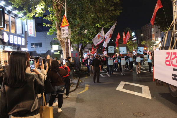 행진대열을 휴대전화로 찍는 연도 시민들 [사진-통일뉴스 이승현 기자]