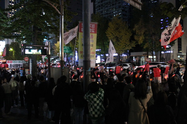 연도의 시민들은 매우 적극적으로 행진단에 지지의사를 표시했다. [사진-통일뉴스 이승현 기자]