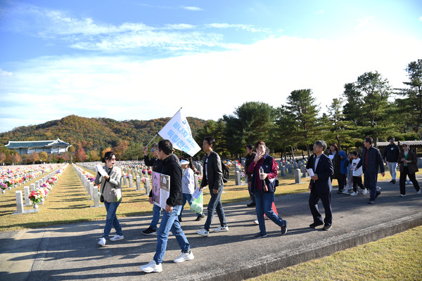 3코스 참가자들이 장병2묘역에서 독립유공자2묘역으로 향해 걷고 있다. [사진-통일뉴스 임재근 객원기자]