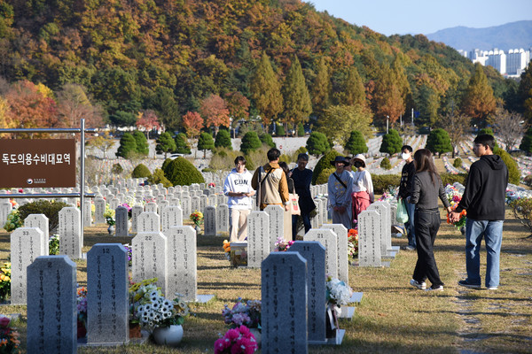 4코스 참가자들이 독도의용수비대묘역에서 손승목 해설사의 이야기를 듣고 있다. [사진-통일뉴스 임재근 객원기자]